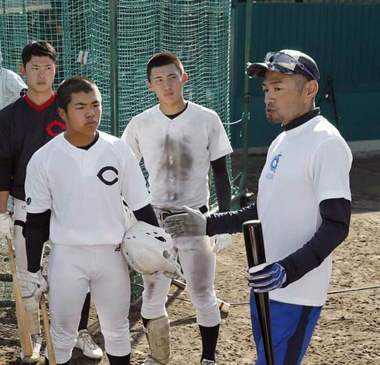  智弁和歌山の選手を指導するイチロー氏（右）