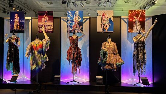 中央を除く左右4衣装が名古屋会場で新展示©Sony Music Artists Inc.All Rights Reserved.©LiSA記念展「PRiSM」名古屋会場実行委員会