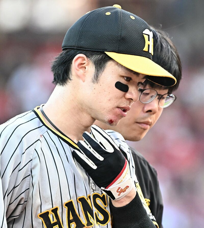写真：【阪神】中野拓夢 アゴに打球直撃でヒヤリ！ 治療後も交代せず 
