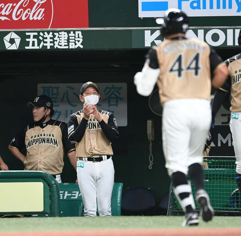  榎田から３点本塁打を放ったビヤヌエバを出迎える栗山英樹監督