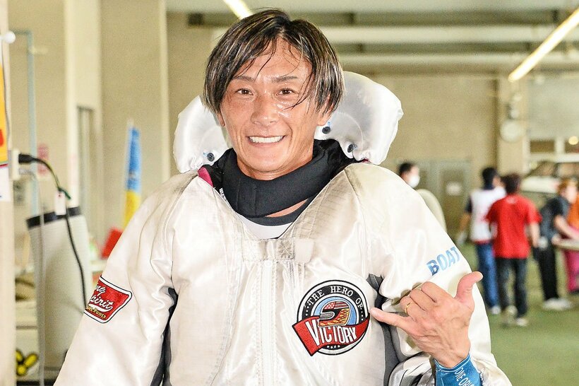 アロハポーズを決める峰竜太