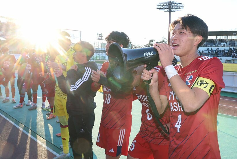 Ｖ候補の大津を破り、スタンドに感謝を伝える流通経済大柏の主将・島谷義進(右)