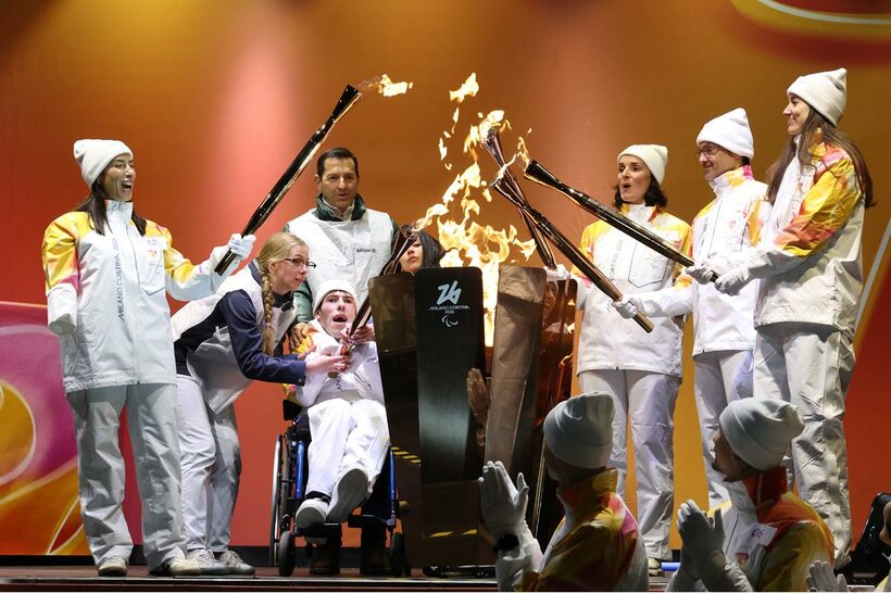 点火された聖火（ロイター）