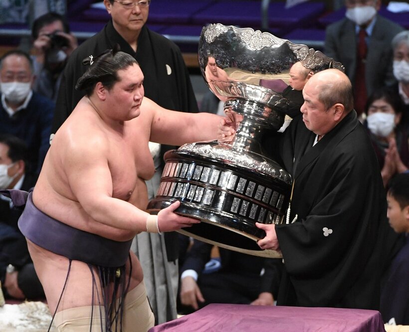  昨年は４度、賜杯を手にした照ノ富士（東スポWeb）