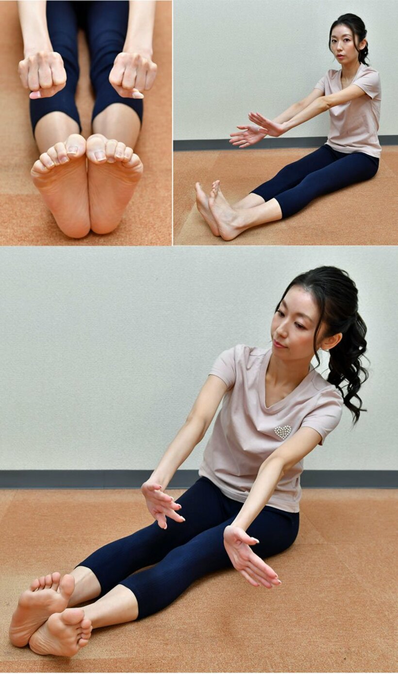  まずはパーから手足ともどもグー。再びパーにして左右に振ります