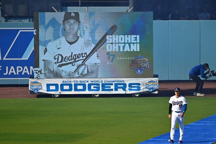 開幕セレモニーで入場する大谷翔平