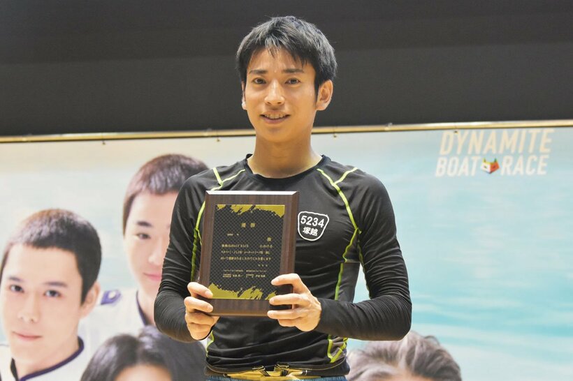 Ｖ記念の盾を手に、笑顔の塚越海斗