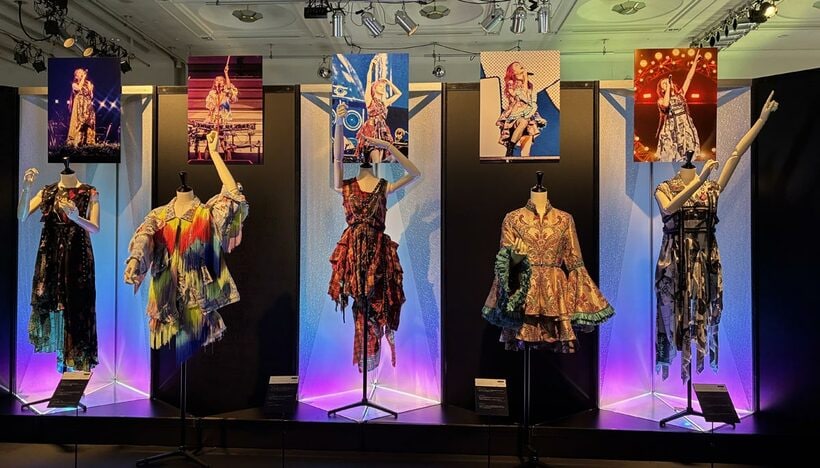 中央を除く左右４衣装が名古屋会場で新展示©Ｓｏｎｙ　Ｍｕｓｉｃ　Ａｒｔｉｓｔｓ　Ｉｎｃ．Ａｌｌ　Ｒｉｇｈｔｓ　Ｒｅｓｅｒｖｅｄ．©ＬｉＳＡ記念展「ＰＲｉＳＭ」名古屋会場実行委員会
