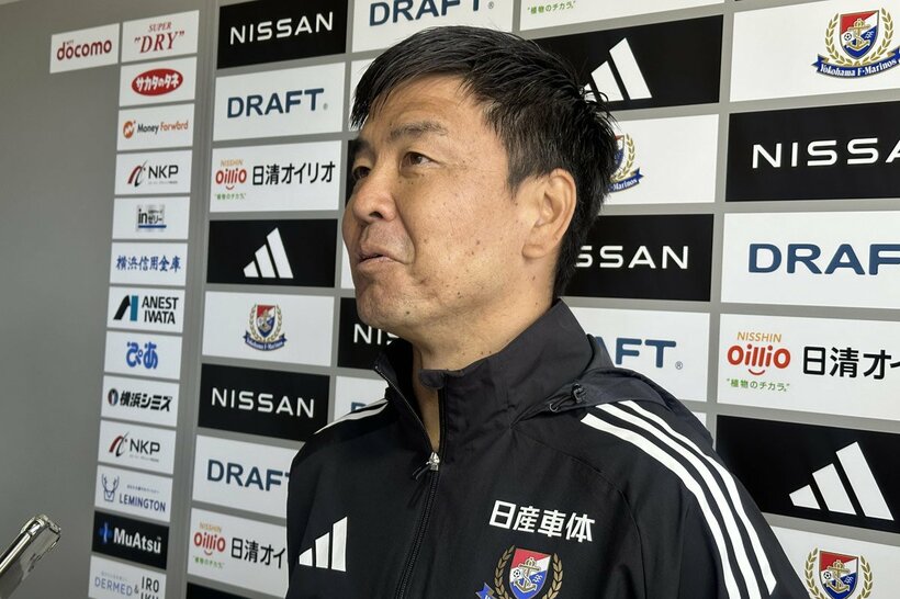 練習後に取材に応じる大島秀夫監督