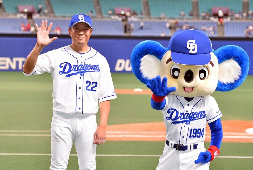  ５戦連続完投でドアラ（右）と仲良くポーズを決めた中日・大野雄だが…