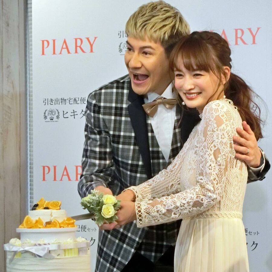 ケーキ入刀するわたなべ麻衣とJOY(2020年)