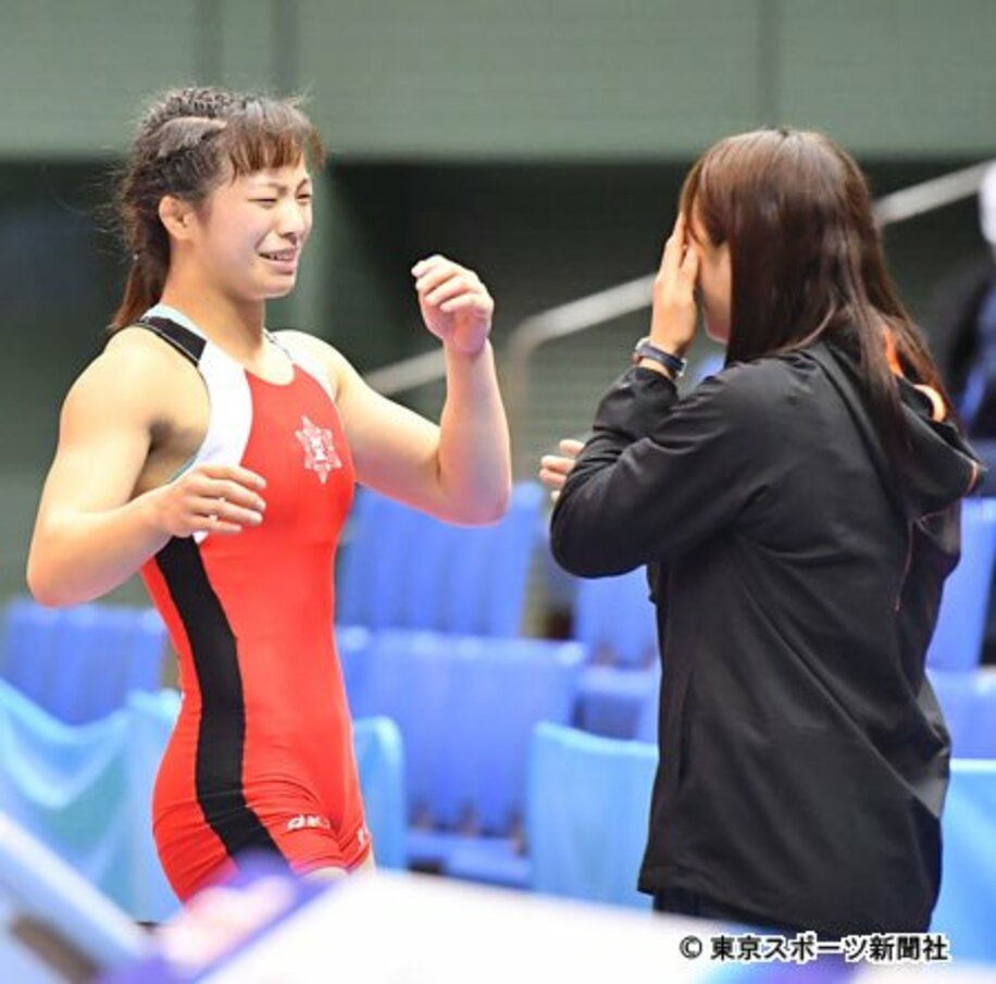 優勝した川井友香子（左）は姉・梨沙子の元に泣きながら駆け寄った