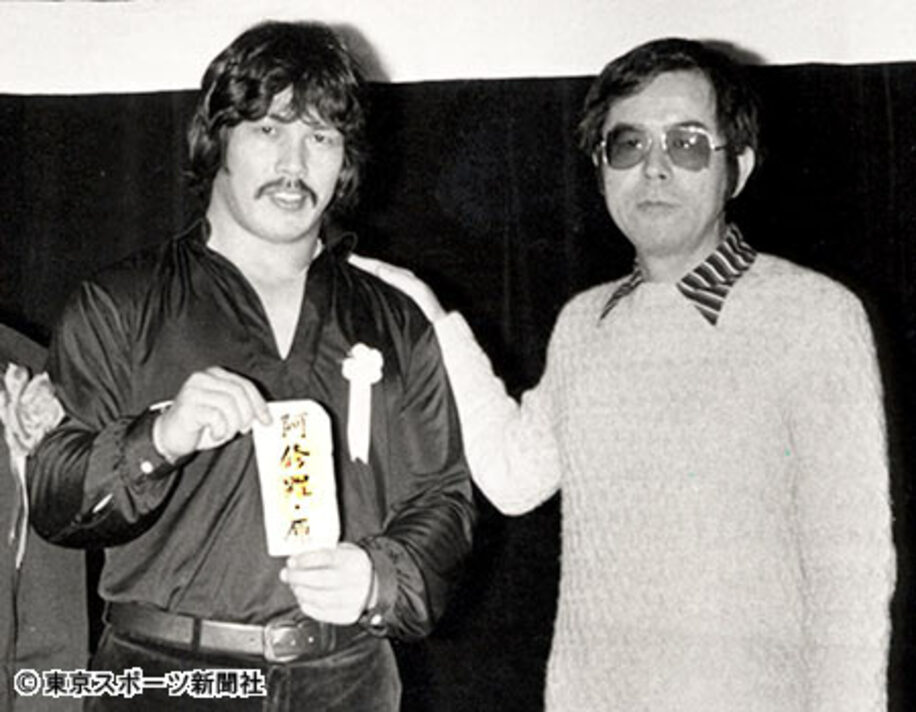ラグビーからプロレスに転向した故原進さん（左）に、「阿修羅」とリングネームを命名した野坂さん（1978年12月）