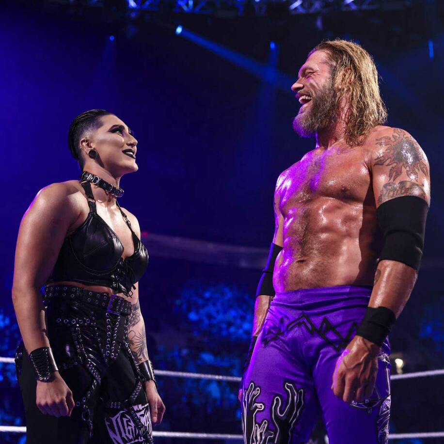  エッジ（右）はリア・リプリーを仲間に引き入れた(C)2022 WWE, Inc. All Rights Reserved.