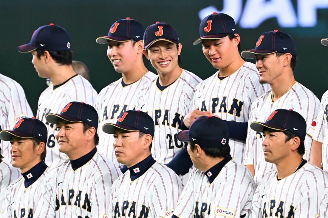 記念撮影を行う侍ジャパン