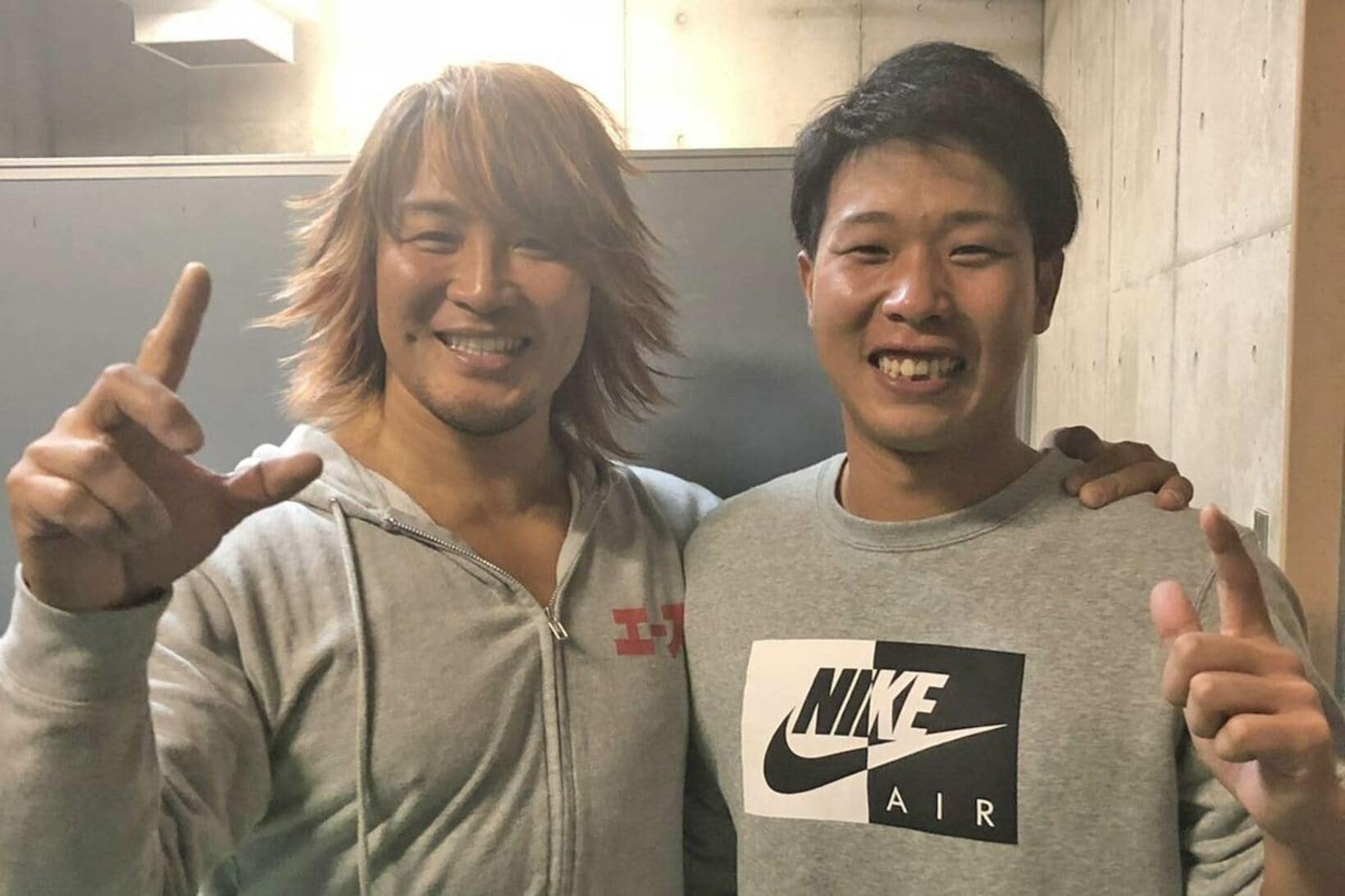 新日本プロレスの棚橋弘至（左）と記念撮影する鍬原拓也氏（提供写真）