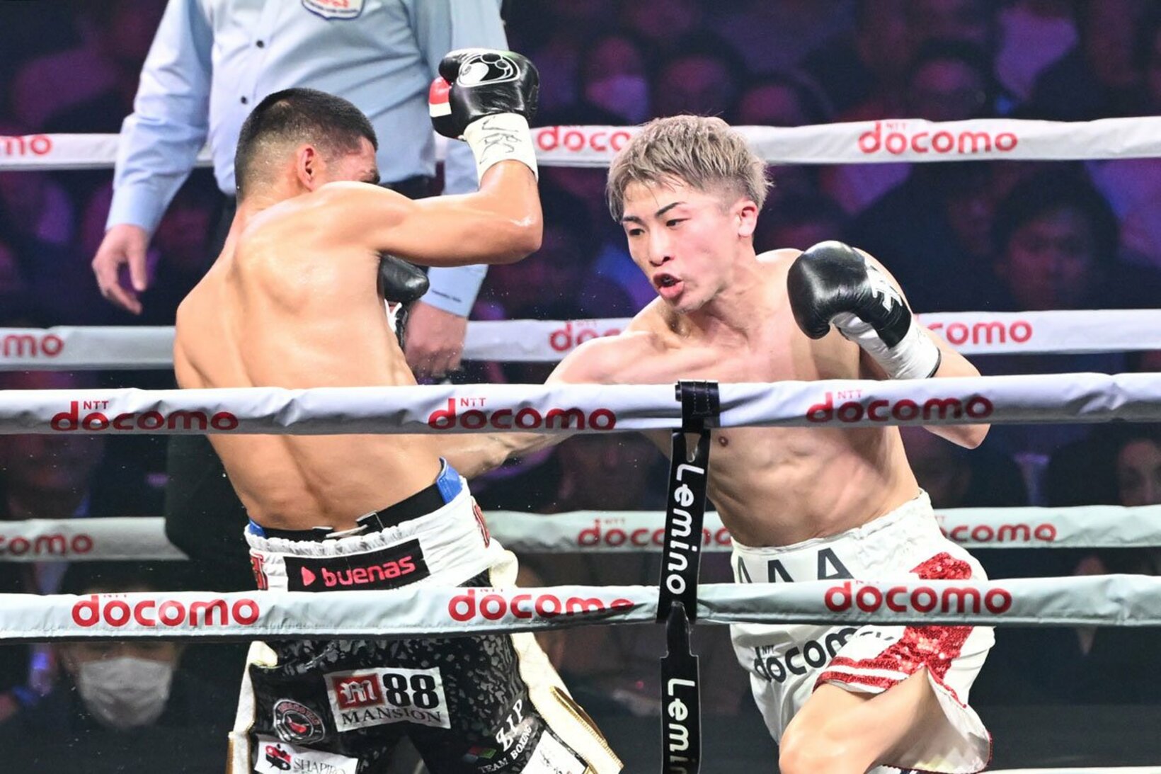 マーロン・タパレスを攻める井上尚弥(2023年12月)