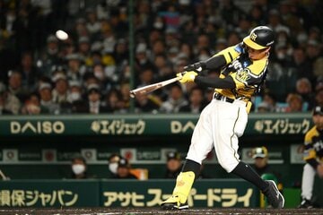５回、ホームランを放った阪神・佐藤輝