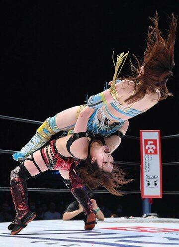  上谷(右)をジャーマンで仕留めた鈴季（東スポWeb）