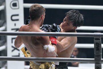 ジョナサン・ハガティー(左)を果敢に攻めた与座優貴だったが…