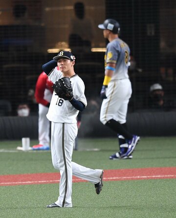  阪神・佐藤輝(奥)から三振を奪ったオリックス・山本