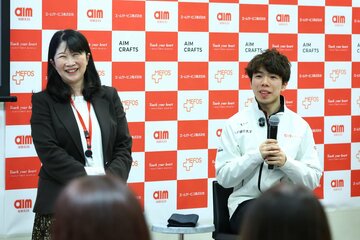 佐藤駿(右)やりくりゅうの栄養面をサポートする西山英子氏