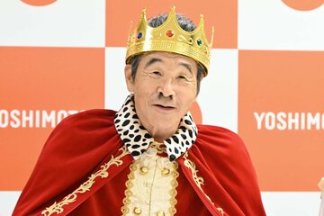 坂田利夫さんを彷彿とさせる「王様」の衣装に身を包んだ間寛平