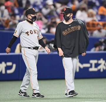  原辰徳監督と話す高橋優貴（右）