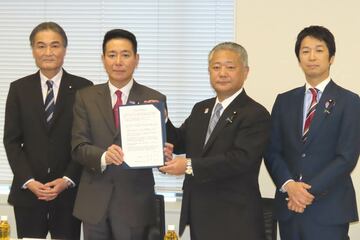 右から藤田文武氏、馬場伸幸氏、前原誠司氏、徳永久志氏