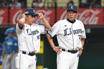 ４連敗に肩を落とす西武・渡辺監督代行(右)と平石ヘッド