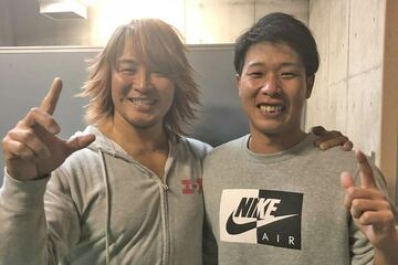 新日本プロレスの棚橋弘至（左）と記念撮影する鍬原拓也氏（提供写真）