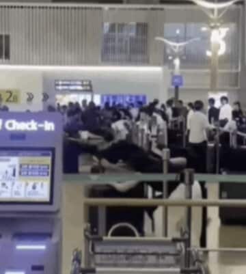 〝横入り〟する中国人集団（SNSから）