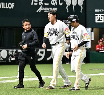 ７回、死球を受けて顔を歪めながらベンチに戻るソフトバンク・柳田悠岐(中)
