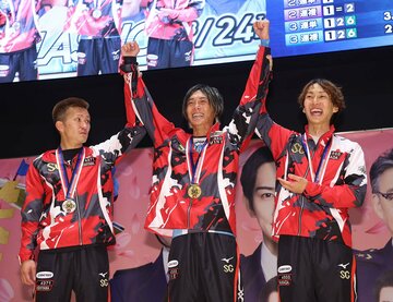２着・西山貴浩(左)、３着・山田康二(右)からも称えられた峰竜太