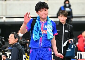 松島輝空に敗れ引き上げる張本智和