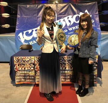  Ｖ3戦に向け意気込む藤本つかさ（左）。右は春輝つくし