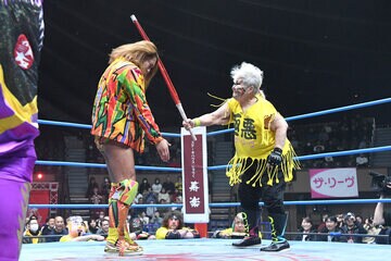 黒潮〝ＴＯＫＹＯ〟ジャパンに竹刀攻撃するダンプ松本