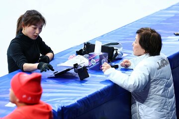 坂本花織(左)のルーティンを阻むリンクの「壁」