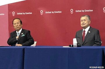 武藤敏郎事務総長（左）と森喜朗会長