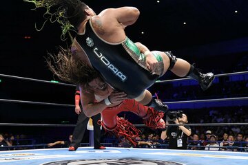 ジェフ・コブ（右）にジーンブラスターを決める辻陽太