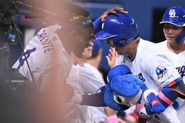 ４回、２ランを放った鵜飼（右）と喜び合うカリステ