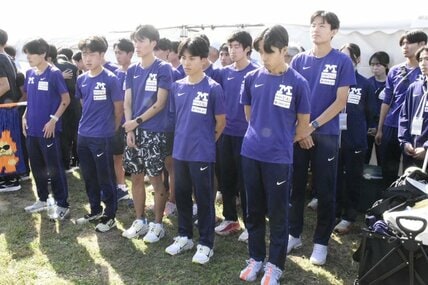 箱根駅伝出場を逃し、肩を落とす明大の選手たち