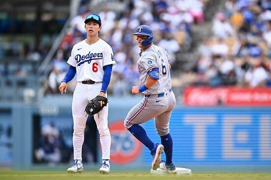 レンジャーズ戦にスタメン出場したドジャースのキム・ヘソン（左＝ロイター）