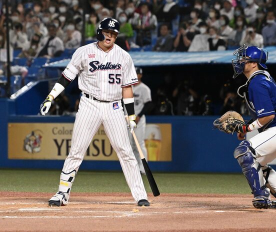 ４回、見逃し三振に悔しげな表情のヤクルト・村上