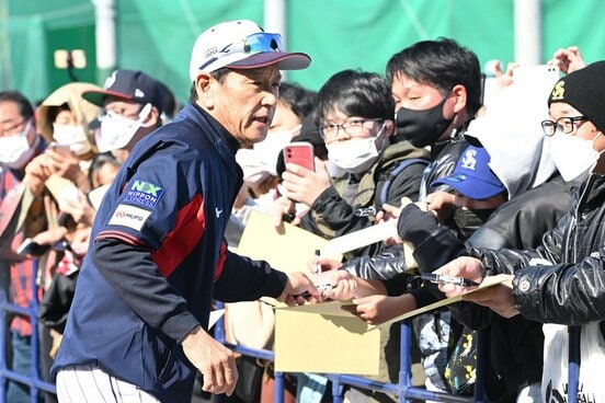 ファンのサインに応じる栗山監督