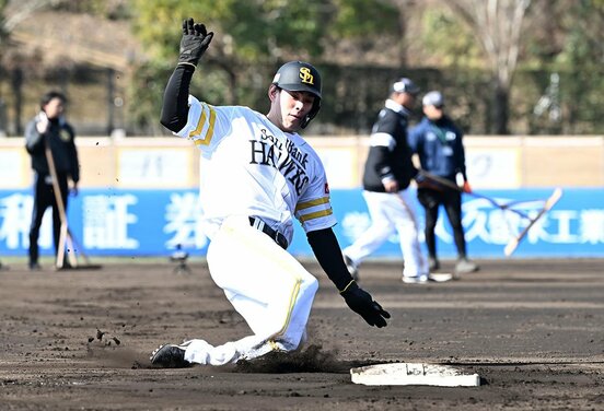 三塁スライディング練習する高橋隆慶