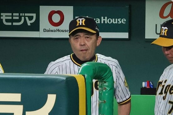 惜敗した岡田監督はベンチで厳しい表情を見せた