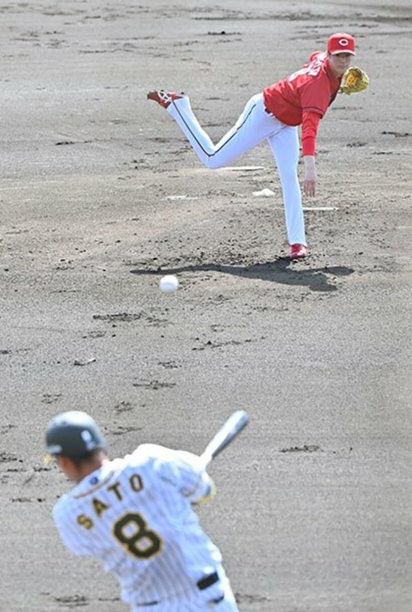  広島・森下から二塁打を放った佐藤輝