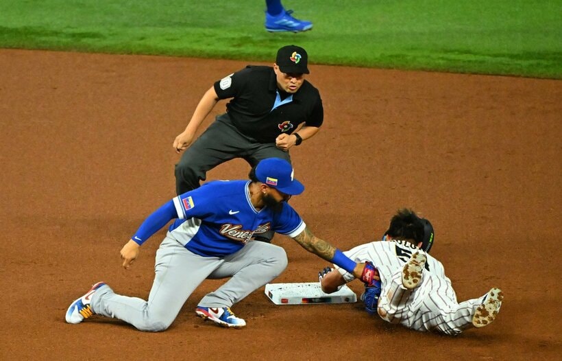 初回にヘッドスライディングを試みた鈴木誠也