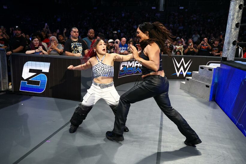 23日のスマックダウンでラケル・ロドリゲス（右）を攻撃するイヨ・スカイ（©WWE）
